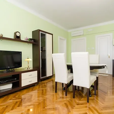 & Ivela Apartment *